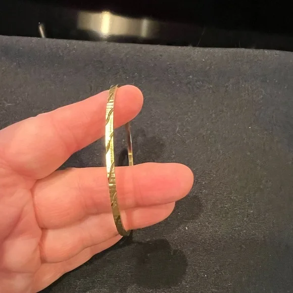 Vintage Trifari Gold Etched Bangle Bracelet Excellent Condition - Picture 3 of 3